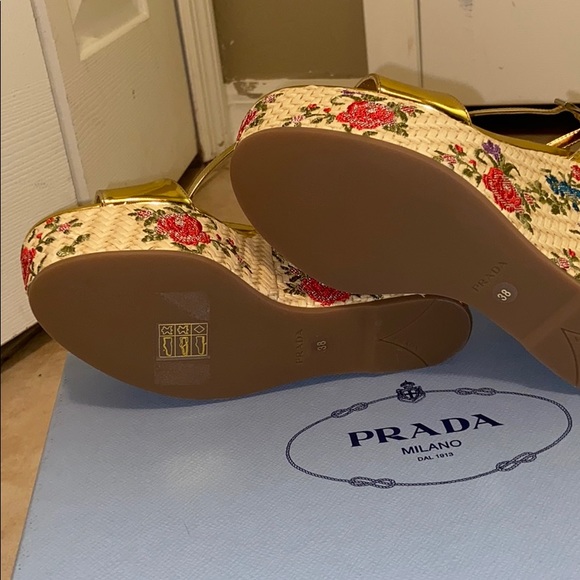 Prada Gold Wedges style Capretto lamina. - Picture 4 of 7